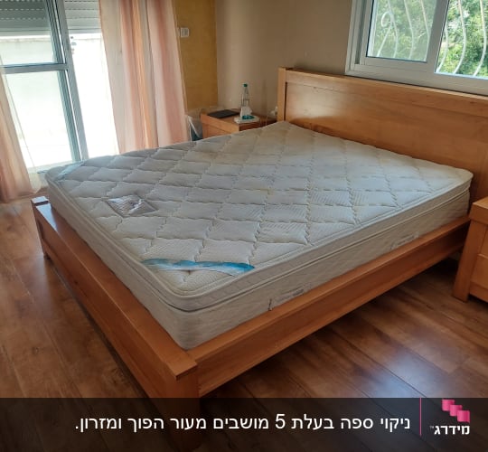 מזרן על מיטה בחדר שינה עם רצפת עץ